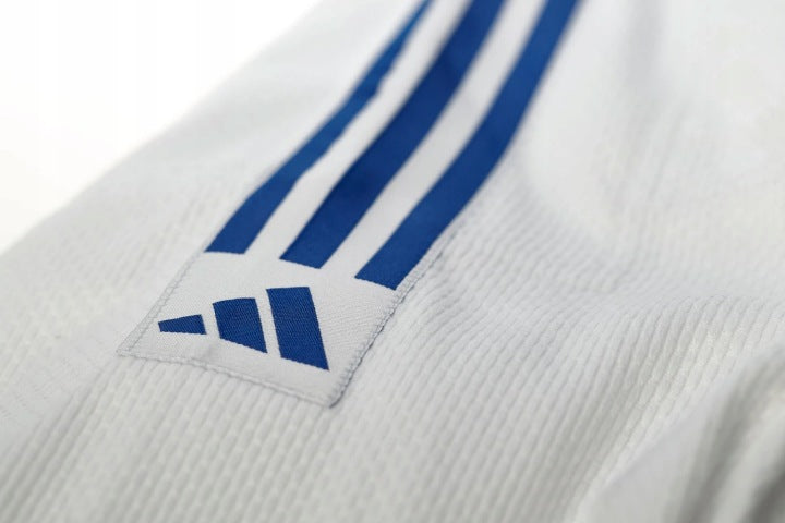 Kimono Adidas JU con rayas azules Club 350 g, blanco