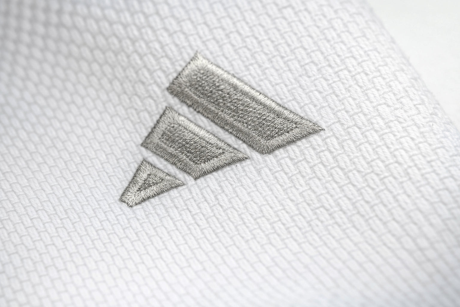 Adidas Champion III IJF Regular Fit JU kimono 750g con logo, blanco